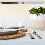 아파트 Dimora Zahira Your Italian Escape In Steps From The Sea 마리나디라구사